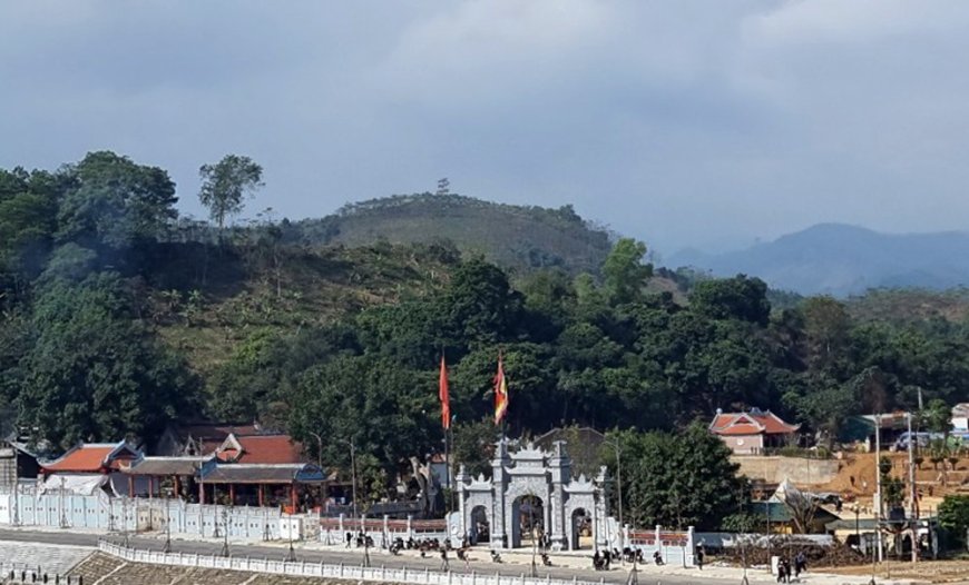 Đền Bảo Hà nằm ngay dưới chân đồi Cấm
