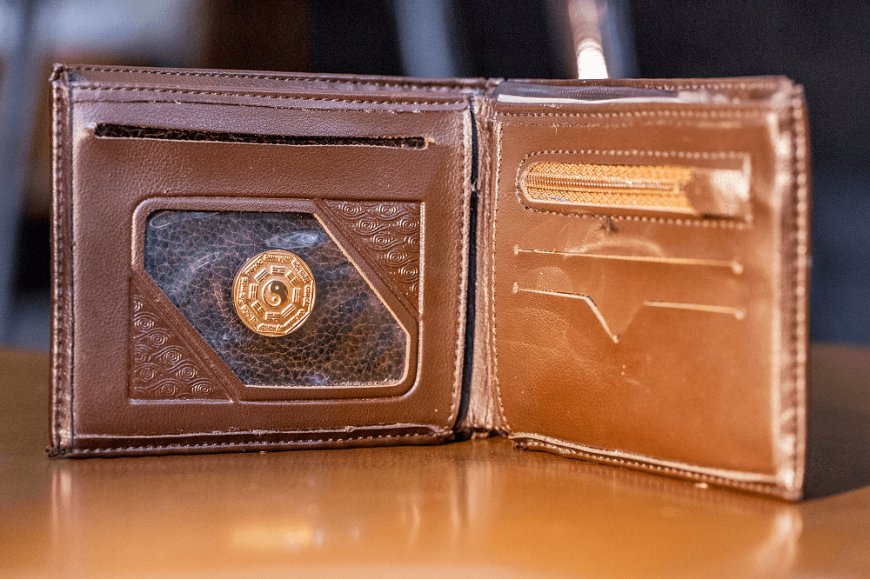 đặt tiền xu phong thuỷ trong ví