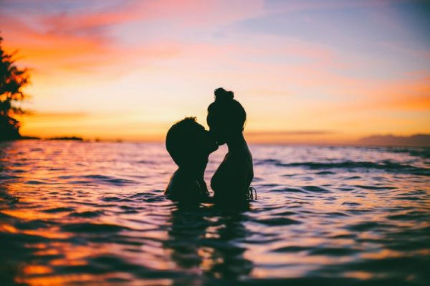Nằm Mơ Thấy Được Hôn, Hôn Ai Đó - Giải Mã Ý Nghĩa Chi Tiết Nhất